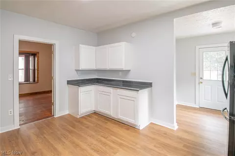 Entry Way - 665 Thayer St, Akron, OH 44310 photo 3 of 7