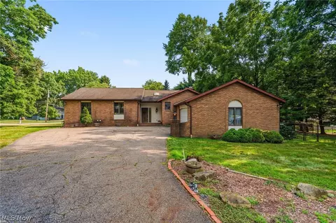 3602 Heatherwood Cir NW, North Canton, OH 44720