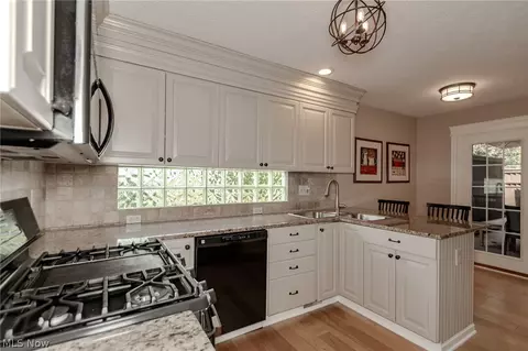 Kitchen - 102 Middle Post Pt, Chardon, OH 44024 photo 2 of 4