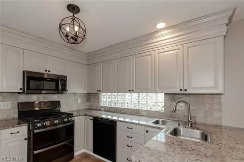 Kitchen - 102 Middle Post Pt, Chardon, OH 44024 photo 3 of 4