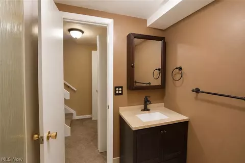 Bath - 5552 Suncrest Ct, Parma, OH 44134 photo 4 of 6