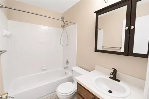 Bath - 5552 Suncrest Ct, Parma, OH 44134 photo 3 of 6