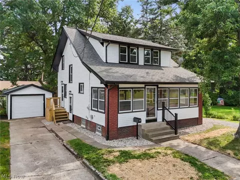 814 E Broad St, Louisville, OH 44641