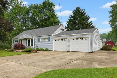 6069 Peach St NE, Louisville, OH 44641