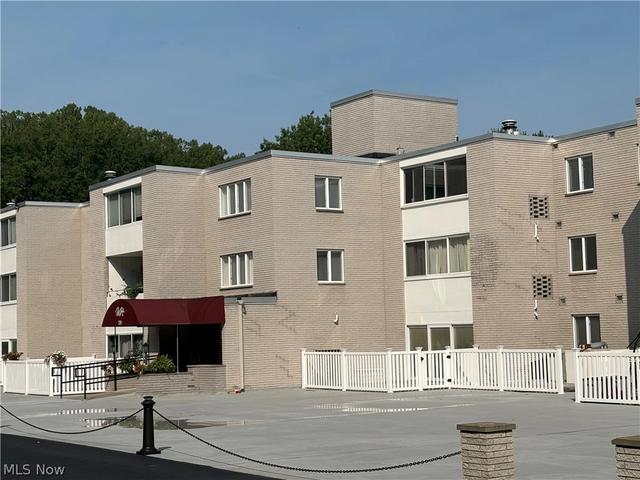 520 Meredith Ln #207, Cuyahoga Falls, OH 44223