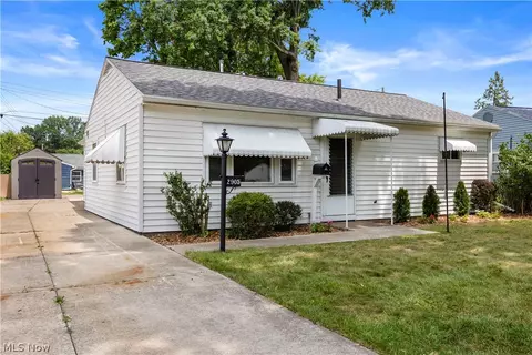 2905 Riverview Ln, Lorain, OH 44055 photo 2