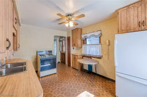 Kitchen - 354 E 260th St, Euclid, OH 44132 photo 2 of 3