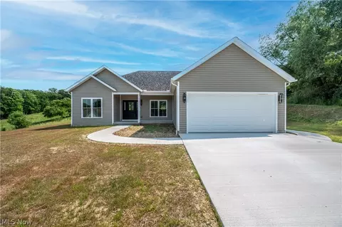135 Hillside Dr, East Palestine, OH 44413