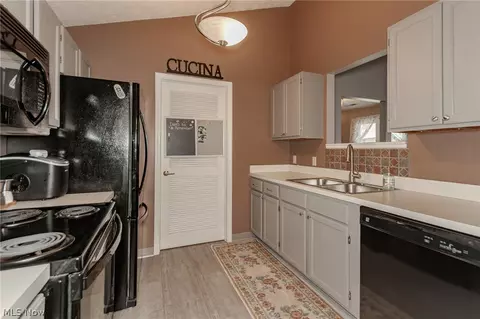 Kitchen - 7232 Channing Ln, Mentor, OH 44060 photo 2 of 3