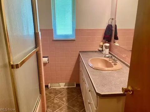 Bath - 4474 Ridge Rd, Wadsworth, OH 44281 photo 1 of 1