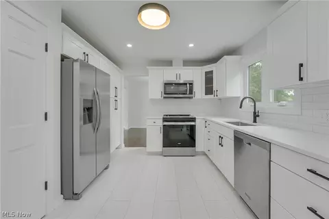 Kitchen - 33065 Arlesford Dr, Solon, OH 44139 photo 3 of 4
