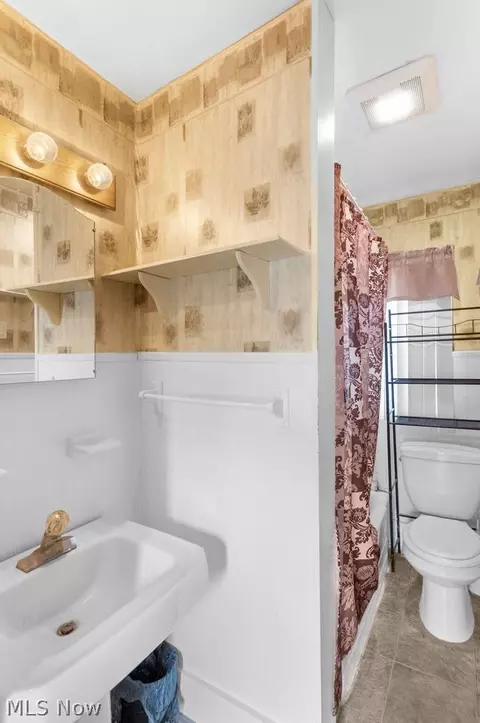 Bath - 71 Elm St, Struthers, OH 44471 photo 1 of 1