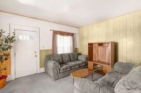 Living - 71 Elm St, Struthers, OH 44471 photo 2 of 2