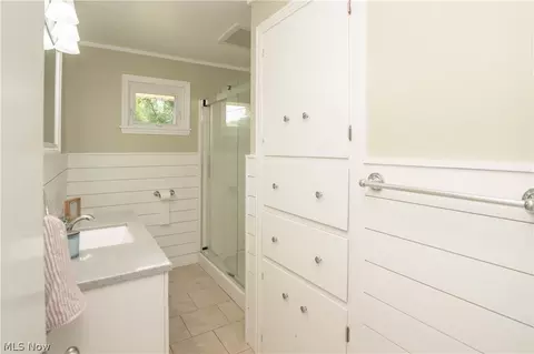 Bath - 3920 Ashwood St NW, Canton, OH 44708 photo 2 of 6