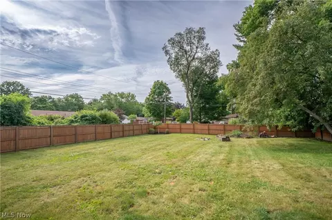 Exterior - 3920 Ashwood St NW, Canton, OH 44708 photo 5 of 9