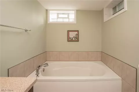 Bath - 3920 Ashwood St NW, Canton, OH 44708 photo 5 of 6