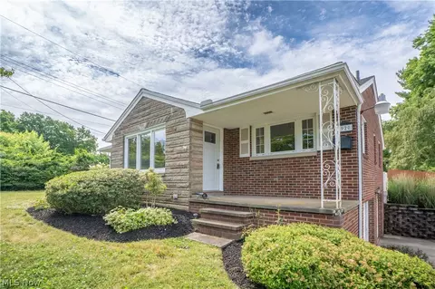 Exterior - 3920 Ashwood St NW, Canton, OH 44708 photo 2 of 9