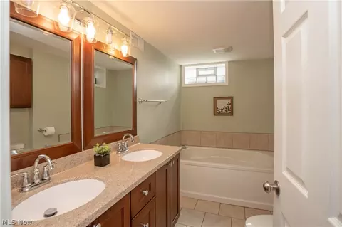 Bath - 3920 Ashwood St NW, Canton, OH 44708 photo 4 of 6