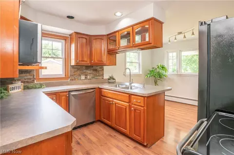 Kitchen - 3920 Ashwood St NW, Canton, OH 44708 photo 4 of 6