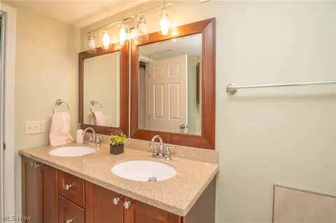 Bath - 3920 Ashwood St NW, Canton, OH 44708 photo 6 of 6