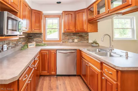 Kitchen - 3920 Ashwood St NW, Canton, OH 44708 photo 5 of 6