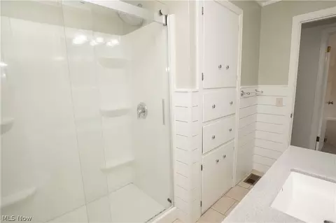 Bath - 3920 Ashwood St NW, Canton, OH 44708 photo 3 of 6