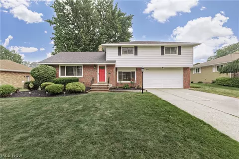 4945 Hartley Dr, Lyndhurst, OH 44124