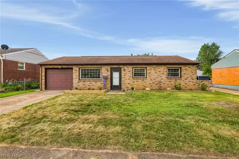 2446 Regentview St NE, Canton, OH 44705