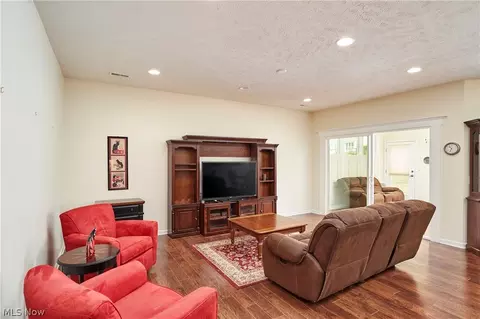 Living - 531 Arbor Ln, Akron, OH 44321 photo 2 of 2