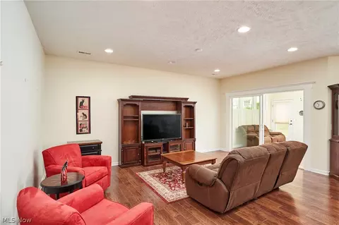 Living - 531 Arbor Ln, Akron, OH 44321 photo 2 of 2