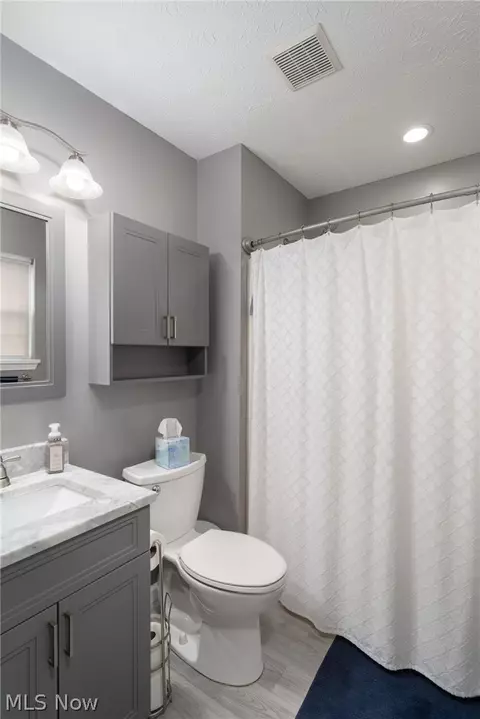 Bath - 2293 Stonepath St, Lorain, OH 44052 photo 2 of 2