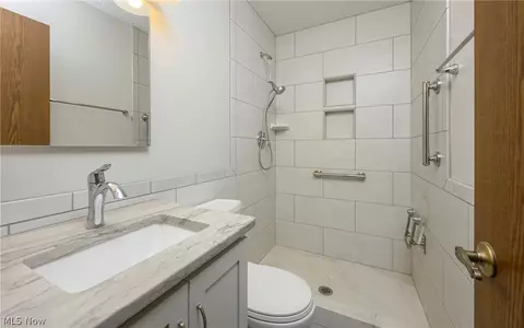 Bath - 2652 Blake Rd, Wadsworth, OH 44281 photo 2 of 3
