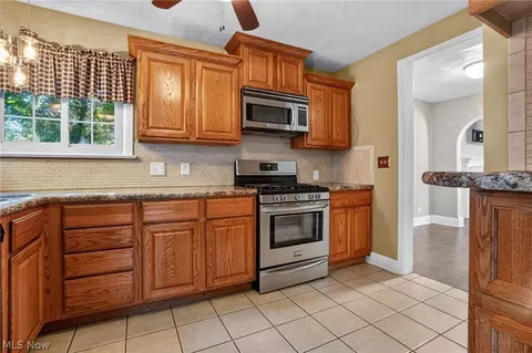 Kitchen - 3912 Lake Rd W, Saybrook, OH 44004 photo 2 of 2