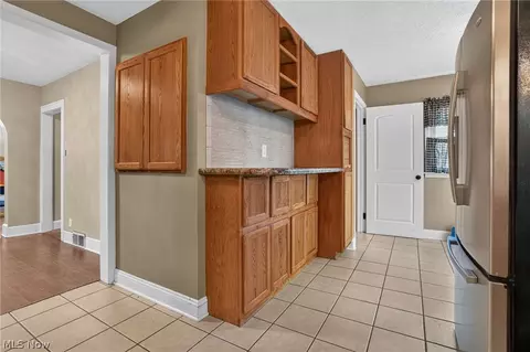 Entry Way - 3912 Lake Rd W, Saybrook, OH 44004 photo 2 of 12