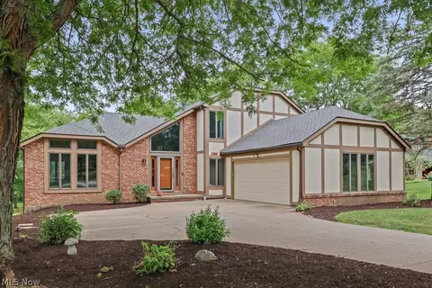 315 Valley Brook Oval, Hinckley, OH 44233