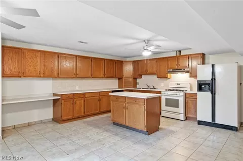 Kitchen - 2109 E Pleasant Valley Rd, Seven Hills, OH 44131 photo 6 of 7