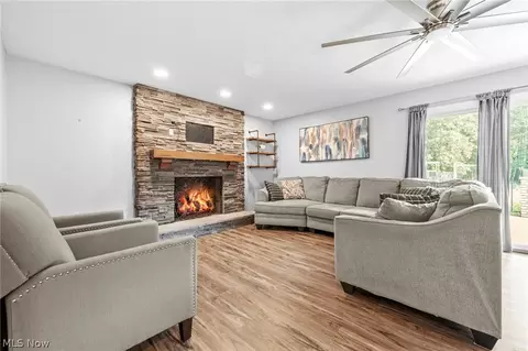 Living - 2109 E Pleasant Valley Rd, Seven Hills, OH 44131 photo 3 of 4