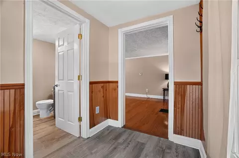 Entry Way - 3320 Ridgewood Ave, Ashtabula, OH 44004 photo 3 of 7