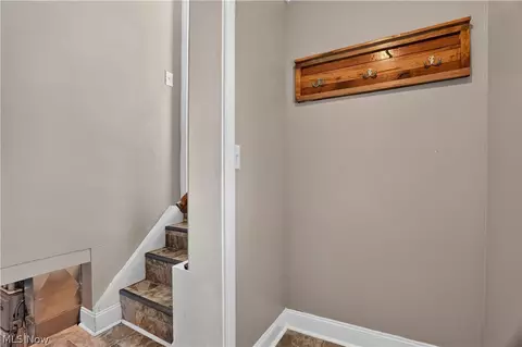 Entry Way - 3320 Ridgewood Ave, Ashtabula, OH 44004 photo 6 of 7