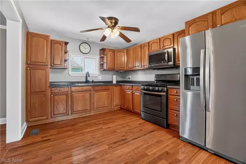 Kitchen - 3320 Ridgewood Ave, Ashtabula, OH 44004 photo 2 of 3
