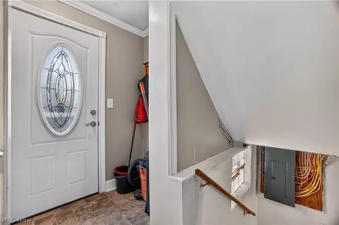 Entry Way - 3320 Ridgewood Ave, Ashtabula, OH 44004 photo 7 of 7