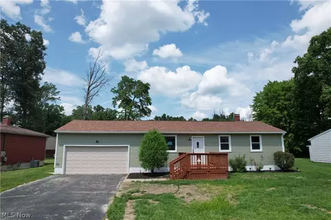 17964 Glendale Ave, Lake Milton, OH 44429