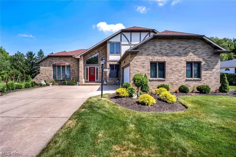 6229 Kenarden Dr, Highland Heights, OH 44143