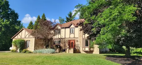 4822 Sweetwater Dr, Brecksville, OH 44141