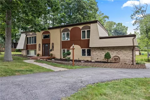 823 Willow Hollow Ct, Amherst, OH 44001