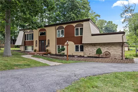 823 Willow Hollow Ct, Amherst, OH 44001