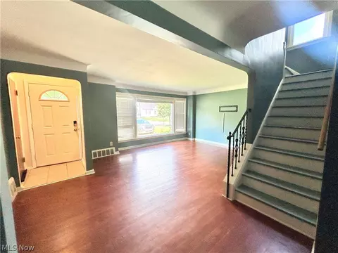 Living - 1011 Learidge Rd, Lyndhurst, OH 44124 photo 1 of 2