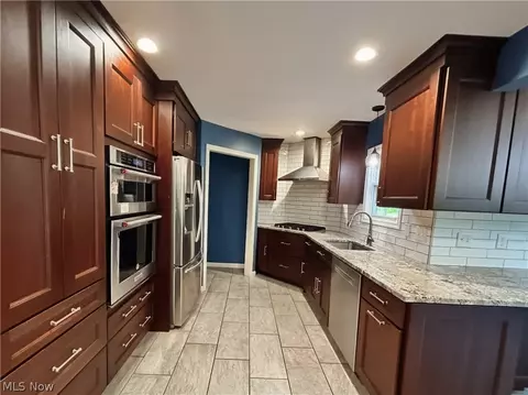 Kitchen - 1011 Learidge Rd, Lyndhurst, OH 44124 photo 2 of 5