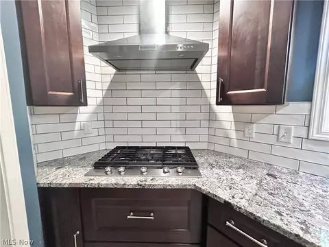 Kitchen - 1011 Learidge Rd, Lyndhurst, OH 44124 photo 4 of 5