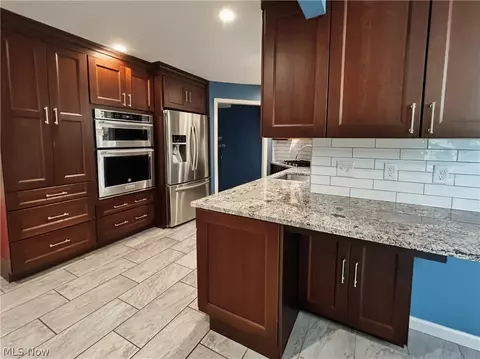Kitchen - 1011 Learidge Rd, Lyndhurst, OH 44124 photo 3 of 5
